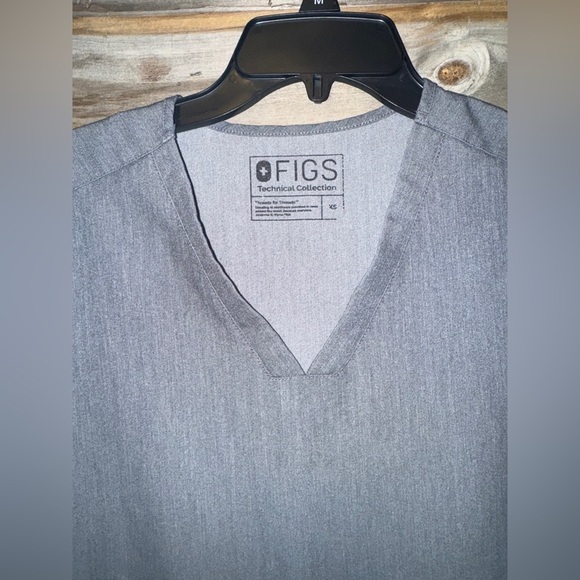Figs Technical Collection Womens Gray V Neck Short Sleeves Scrub Top Size XS - Picture 3 of 4